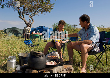 Kenia, Masai Mara National Reserve. Kochen Frühstück im Camp auf dem Sand River in die Masai Mara National Reserve. Stockfoto