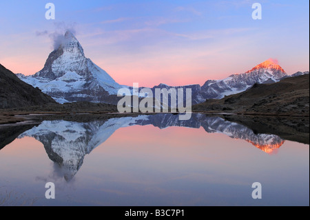 Matterhorn bei Sonnenaufgang im Winter mit Reflexion in der Riffelsee Zermatt Wallis Schweiz Stockfoto