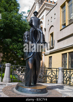 Franz Kafka Statue außerhalb spanische Synagoge in Prag, Tschechische Republik Stockfoto