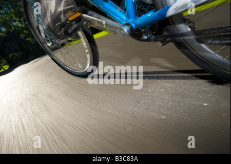 Fahrrad Fahrrad Radfahren Mountainbike Reifen schnell Bewegungsunschärfe auf Straße Straße Detail Stockfoto