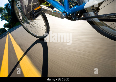 Fahrrad Fahrrad Radfahren Mountainbike Reifen schnell Bewegungsunschärfe auf Straße Straße Detail Stockfoto