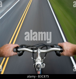 Fahrrad Fahrrad Radfahren Mountainbike Reifen schnell Bewegungsunschärfe auf Straße Straße Detail Stockfoto