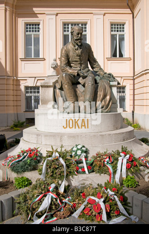 Komárno, Slowakei. Statue von Jokai Mor (Schriftsteller) im Innenhof des Museum der ungarischen Kultur Stockfoto