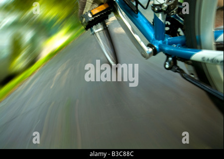 Fahrrad Fahrrad Radfahren Mountainbike Reifen schnell Bewegungsunschärfe auf Straße Straße Detail Stockfoto