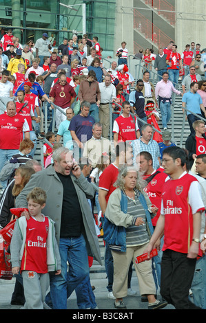 Massen verlassen Emirates Stadion London England UK Stockfoto