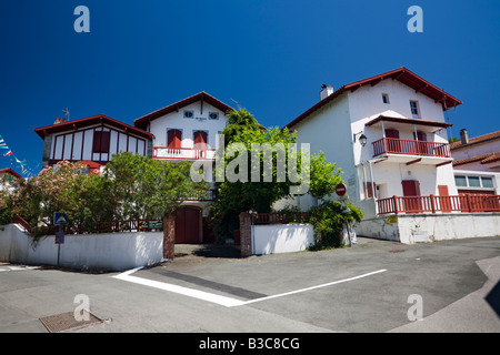 Baskischen Häuser in Cambo Les Bains (Pyrenees-Atlantiques - Frankreich).  Basken Maisons du quartier Bas-Cambo, À Cambo-Les-Bains. Stockfoto