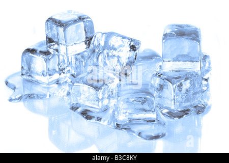 Eiswürfel schmelzen auf einer reflektierenden Oberfläche Stockfoto
