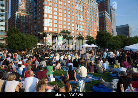 Zuschauer auf dem Rasen an Rockefeller Park in New York City eine Konzert im freien Stockfoto