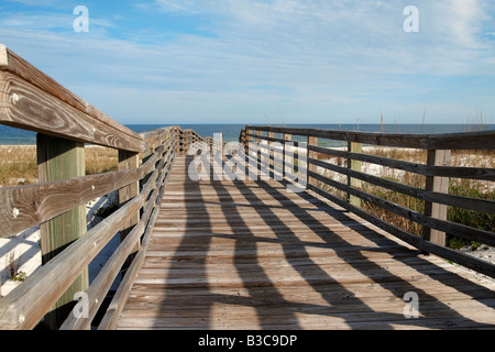 Eine Promenade führt zum Strand an der Golfküste Floridas. Stockfoto