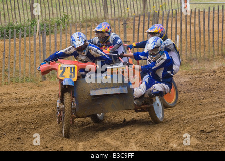 Zwei Teams von Motocross Seitenwagen Ansatz Ecke auf sandigen Weg Stockfoto