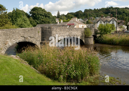 Alte Steinbrücke über den Fluss Elwy bei Llanfair Talhaearn kleinen abgelegenen ländlichen Dorf Conwy Grafschaft North Wales UK Stockfoto