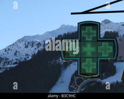 Ein Zeichen der Apotheke in Meribel Frankreich Stockfoto