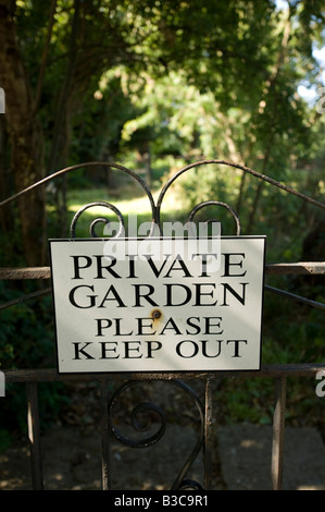 Private Garten Bitte halten Schild auf schmiedeeisernen Tor, UK Stockfoto