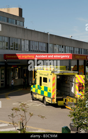 Krankenwagen parkten außerhalb Notaufnahme Fakultät Ysbyty Glan Clwyd allgemeine NHS Krankenhaus Bodelwyddan Nord-Wales Stockfoto