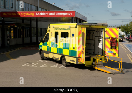 Krankenwagen parkten außerhalb Notaufnahme Fakultät Ysbyty Glan Clwyd allgemeine NHS Krankenhaus Bodelwyddan Nord-Wales Stockfoto