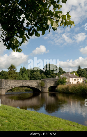 Alte Steinbrücke über den Fluss Elwy Llanfair Talhaearn Village Conwy Grafschaft North Wales UK Sommernachmittag Stockfoto