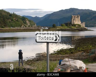 Ein Wegweiser zu den öffentlichen Toiletten in der Nähe von der Naturschönheit des Eilean Donan Castle in den Highlands von Schottland Stockfoto