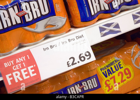 Kunststoffverpackungen, kohlensäurehaltige Getränkedosen. BOGOF Kaufen Sie ein, erhalten Sie ein kostenloses Supermarket Zeichen auf Barr IRN BRU Diät Dosen in Sainsbury Aberdeen, Schottland, Großbritannien Stockfoto