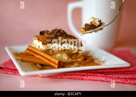 Hohe Schärfentiefe-Bereich Bild des Tiramisu gegessen Stockfoto