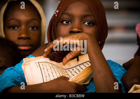 Mädchen halten Blatt geschrieben mit Arabisch an der Mame Diarra Bousso koranische Schule im Dorf Porokhane, Senegal Stockfoto