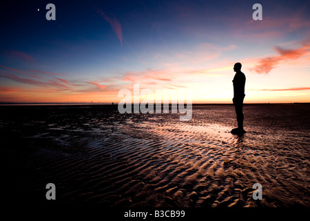 Anthony Gormley Iron Men Statuen am Strand von Crosby, Liverpool, UK Stockfoto