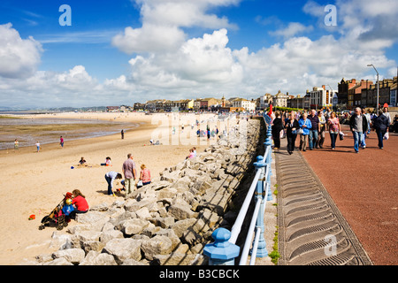 Morecambe Strand und Strandpromenade Promenade mit Blick auf den Uhrturm, Lancashire, England, UK - im Sommer Stockfoto