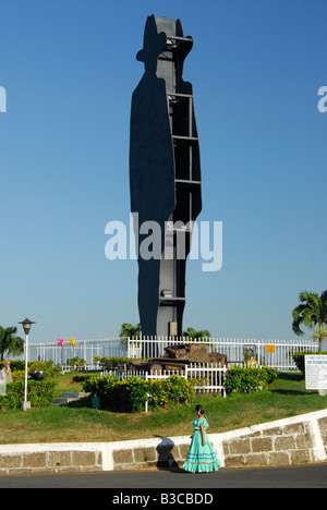 Frau in Folk Kleid bei Silhouette Denkmal von Augusto César Sandino auf Loma de Tiscapa, Managua, die Hauptstadt von Nicaragua Stockfoto