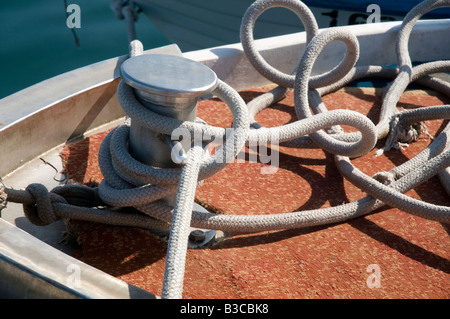 Ein Poller mit einem Seil auf einem alten Holzboot Stockfoto