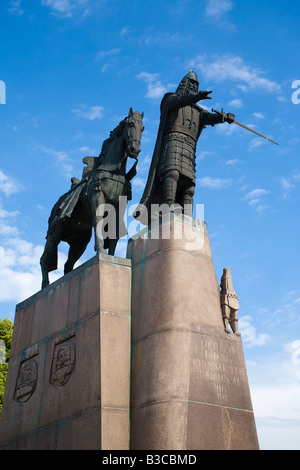 Denkmal für Großherzog Gediminas vor blauem Himmel mit weißen Wolken in der Mitte des historischen Vilnius Litauen meliert Stockfoto