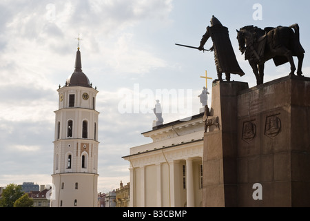 Denkmal für Großherzog Gediminas und Kathedrale Basilica und Uhrenturm in der Altstadt von Vilnius Litauen Stockfoto