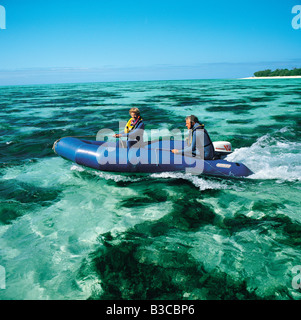 Australien. Queensland. Great Barrier Reef. Im mittleren Alter Mann und Frau in Neoprenanzüge auf Schlauchboot.