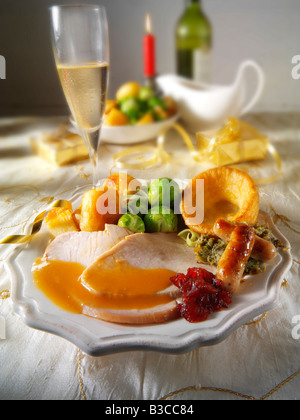 Traditionelle Türkei Abendessen mit Cranberry-Sauce und Beilagen Stockfoto