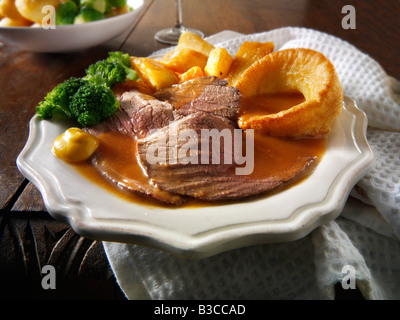 Traditionelle britische Braten Abendessen mit Roastbeef, Bratkartoffeln, Yorkshire Pudding.  21 Tage hing Stockfoto