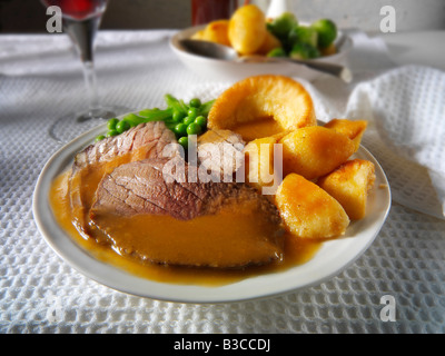 Traditionelle britische Braten Abendessen mit Roastbeef, Bratkartoffeln, Yorkshire Pudding. 21 Tage hing Stockfoto