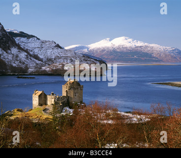 Eilean Donan Castle, Loch Duich, Schottland, im Winter mit der Isle Of Skye im Hintergrund Stockfoto