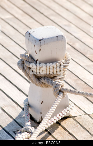 Ein Poller mit einem Seil auf einem alten Holzboot Stockfoto