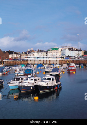 Hafen-Szene mit Booten und Gebäuden in Saint Helier, Jersey, Kanalinseln Stockfoto