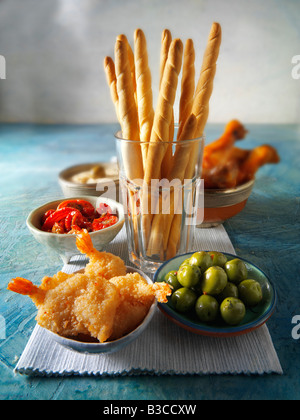 Party Food Buffet mit Brot Sticks, frittierte panierte Garnelen, grüne Oliven, marinierter sonnengetrocknete Tomaten, BBQ Chicken Stockfoto