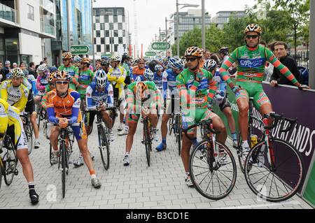 Fahrer bei der Tour durch Irland warten zu Beginn des Rennens Stufe 1 in Dublin 2008 Stockfoto