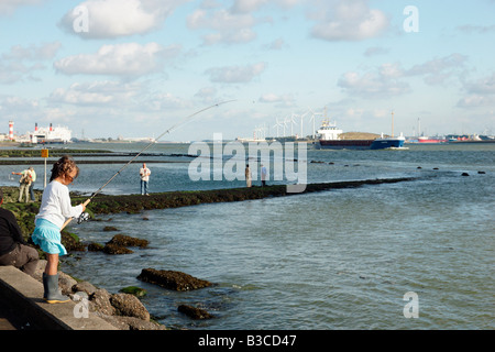 Europoort Hafen und Nieuwe superb Wasserfluss canal Meer Schifffahrt und Fischer in Rotterdam Niederlande Stockfoto