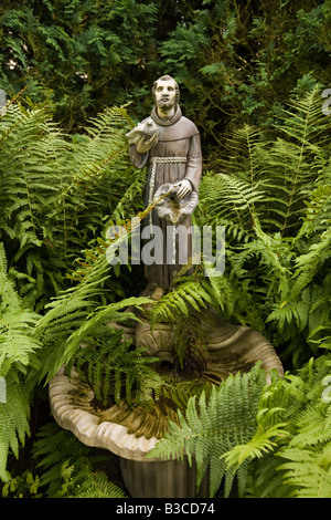 UK Derbyshire Hardstoft Halle View Cottage Kräutergarten Mönch Vogelbad Stockfoto