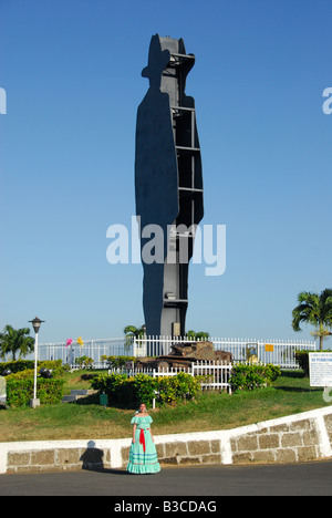 Frau in Folk Kleid bei Silhouette Denkmal von Augusto César Sandino auf Loma de Tiscapa, Managua, die Hauptstadt von Nicaragua Stockfoto