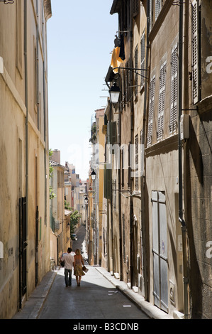 Junges Paar auf eine typische Straße im Stadtteil Panier über den alten Hafen, Marseille, Cote d ' Azur, Frankreich Stockfoto