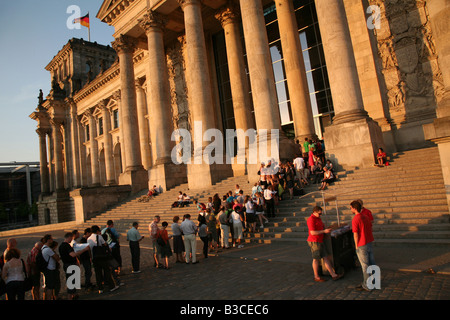 Touristen, die in der Warteschlange für den Besuch der Kuppel des Reichstagsgebäudes in Berlin, Deutschland Stockfoto