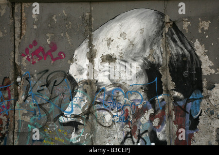 Kopf von Andrei Sakharov abgebildet auf der Berliner Mauer im East Side Gallery in Berlin, Deutschland Stockfoto