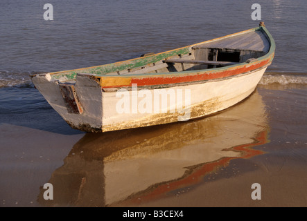 Angelboot/Fischerboot am Rio Guadalquivir nahe Mittelmeer in Sanlucar de Barrameda Andalusien Spanien Stockfoto