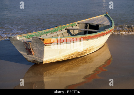 Angelboot/Fischerboot am Rio Guadalquivir nahe Mittelmeer in Sanlucar de Barrameda Andalusien Spanien Stockfoto