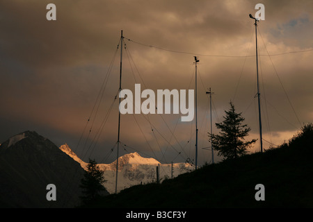 Wetterstation vor Belukha Berg, der höchste Punkt in Sibirien, im Altai-Gebirge Russland, bei Sonnenuntergang Stockfoto