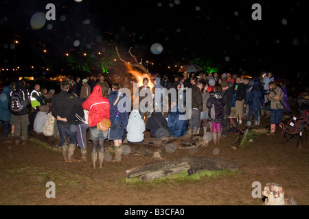 Menschenmengen sammeln am großen Lagerfeuer auf der Greenman Festival 2008 Glanusk Park Brecon Beacons Wales U K Stockfoto