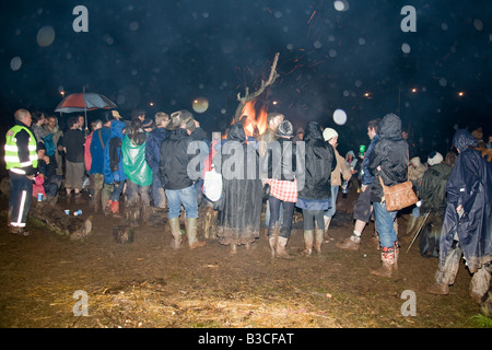 Menschenmengen sammeln am großen Lagerfeuer auf der Greenman Festival 2008 Glanusk Park Brecon Beacons Wales U K Stockfoto